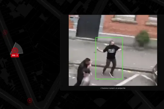 Reconstructie met beelden van een man die een molotov-cocktail gooit, in een kader tegen een stadsplan met indicatie van de locatie