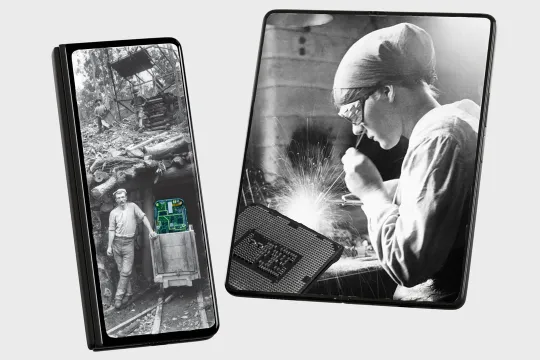 Een reeks apparaten waarop vintage foto’s zijn verwerkt met moderne chips, samengevoegd in collagestijl, waardoor het lijkt alsof de afgebeelde personen met deze technologie aan het werk zijn. 