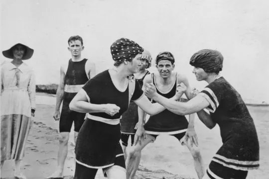 Vrouwen boksen op een Australisch strand tussen 1920 en 1930.