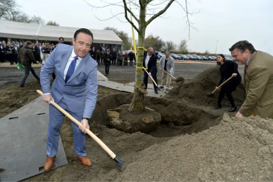 Bart De Wever plant eerste boom op Nieuw-Zuid