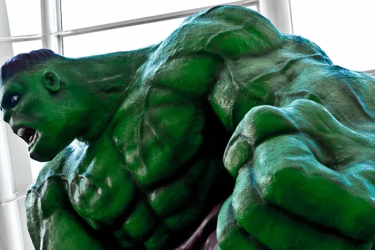 Close-up van een groot standbeeld van de Hulk. 