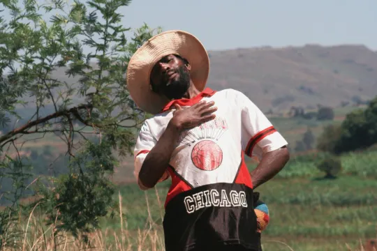 Een boer in Swaziland draagt een promotieshirt van de Chicago Bulls.
