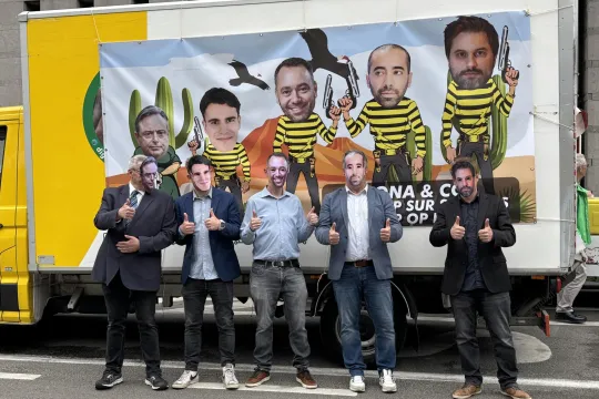Een symbolische actie van de christelijke vakbond ACV tegen de besparingsplannen van de regering-De Wever.