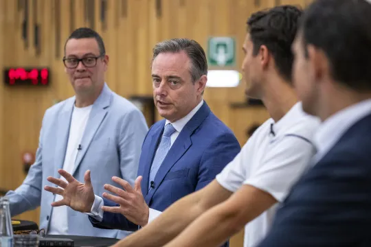 Raoul Hedebouw (PVDA/PTB), Bart De Wever (N-VA), Conner Rousseau (Vooruit) en Tom Van Grieken (VB) op de openingsles politieke wetenschappen aan de U Gent.
