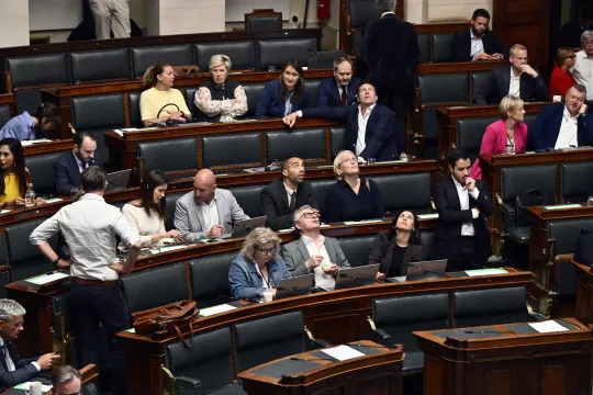 Kamerleden tijdens een plenaire vergadering van de Kamer in het parlement.