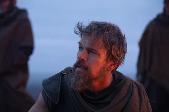 Filmstill van 'The Odyssey'. Close-up van Odysseus bij valavond. 