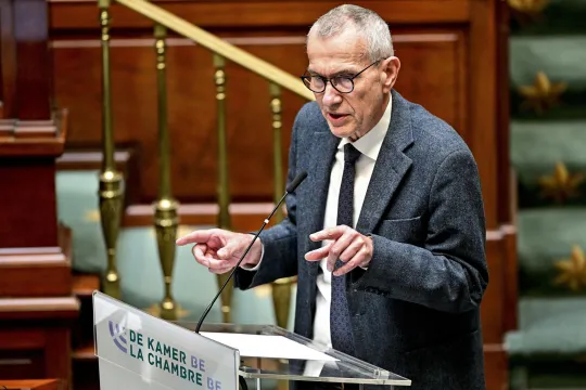  Minister van Volksgezondheid Frank Vandenbroucke tijdens een plenaire vergadering van de Kamer. 