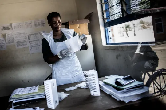 Op 25 november 2014 sorteert een verpleegkundige monsters in het gezondheidscentrum van Tengani in het district Nsanje in Zuid-Malawi. 