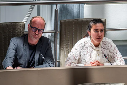 De Vlaamse minister van Financiën en Begroting, Ben Weyts, en de Vlaamse minister van Onderwijs en Werk, Zuhal Demir, tijdens een plenaire vergadering van het Vlaams Parlement in Brussel. 