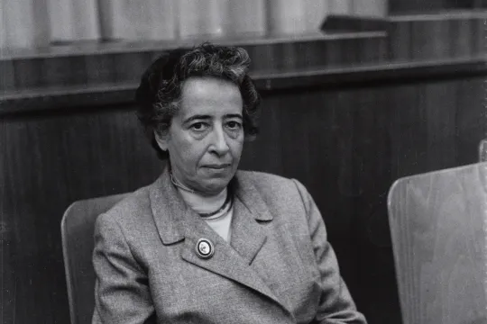 Zwartwitportret van Hannah Arendt