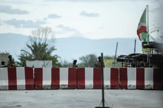Burundese soldaten zijn te zien bij de grenspost Kavimvira tussen de Democratische Republiek Congo en Burundi. 