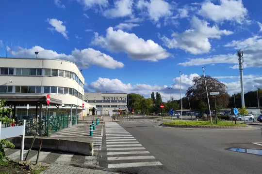 Het hoofdgebouw van de luchthaven van Deurne aan de straatkant. 