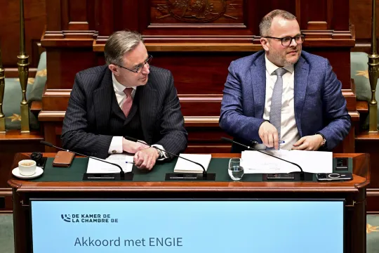 Bart De Wever en Mathieu in het spreekgestoelte in de Kamer. 