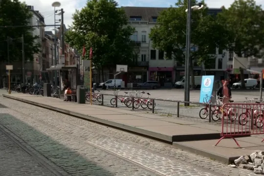 Tramhalte op het De Coninckplein in Antwerpen.