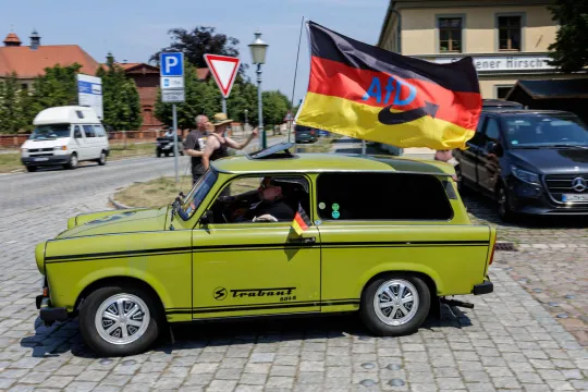 Een deelnemer aan een verkiezingsbijeenkomst van de extreemrechtse partij Alternative für Deutschland (AfD) afgelopen zomer rijdt rond in een Trabant, een typische Oost-Duitse wagen.