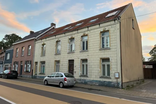 Een onbewoonbaar verklaarde woning in de Nieuwstraat in Essen waar tot eind 2025 arbeidsmigranten verbleven.