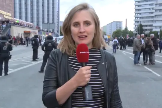 Een journalist van Der Spiegel online, werd tijdens een demonstratie van Duitse neonazi's in Chemnitz geïntimideerd en het werken onmogelijk gemaakt. (Beeld (c) Der Spiegel)