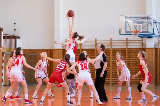 women-playing-basketball-2116469