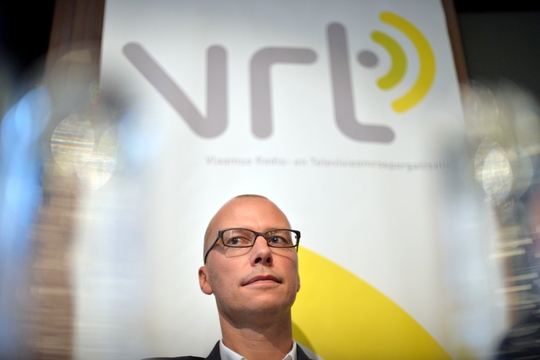 Peter Claes op een persconferentie over besparingen in 2014. Foto (c) Belga (Eric Lalmand)