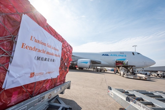 Medisch materiaal van Jack Ma Foundation landt in Bierset (Foto (c) Belga Handout Liege Airport)
