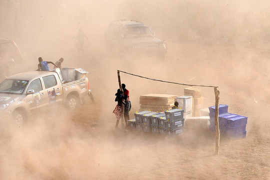 De United Nations Mission in Sudan (UNMIS) levert het materiaal voor de stembusslag in Tali Payam, Zuid-Soedan (Foto UN Photo/Tim McKulka)