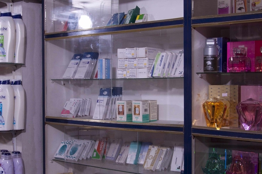 Een apotheek in Gaza. Dokter Al Farran: 'Door het constante tekort aan medicijnen worden ze, eens ze er zijn, in een mum van tijd verdeeld en opgebruikt.' (Foto Benoit De Frene)