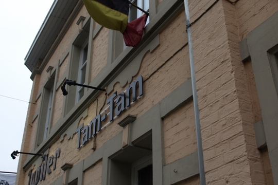 Café Tam Tam verraadt het pragmatisme van de Duitstalige Belgen: ze supporteren voor hun lokale trots Eupen, maar het mooiere voetbal van de Oosterburen pikken ze even gretig mee (Foto Nick De Leu)