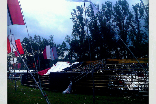 De ingestorte Chateau-tent na de doortocht van de storm op Pukkelpop 2011 (Foto Appelogen.be)