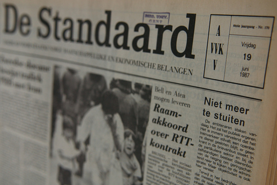 Tot eind 1999 stond rechts bovenaan De Standaard AVV-VVK - Alles Voor Vlaanderen, Vlaanderen Voor Kristus - de leuze van de Vlaamse Beweging (Foto AlphaDelta)