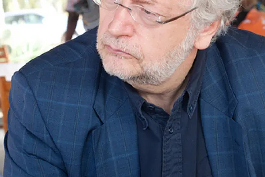 Knack-hoofdredacteur Karl Van den Broeck werd bedankt voor bewezen diensten. Het einde van zijn hoofdredacteurschap mag gelezen worden als een soort ‘collateral damage’ bij de ultieme aanval die Knack-directeur Rik Van Cauwelaert (foto) als belangrijkste target had. (Foto: Vredeseilanden)