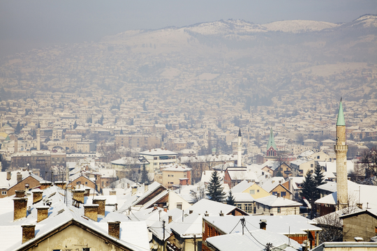 Het dak van Sarajevo, evenveel minaretten als bakkers (Foto Frederik Buyckx)