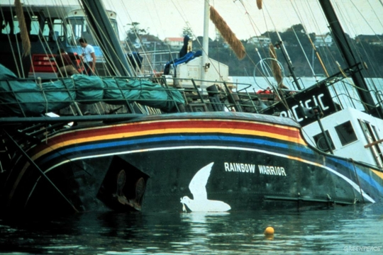 Op 10 juli 1985 werd de Rainbow Warrior door de Franse veiligheidsdiensten tot zinken gebracht (Foto Greenpeace)