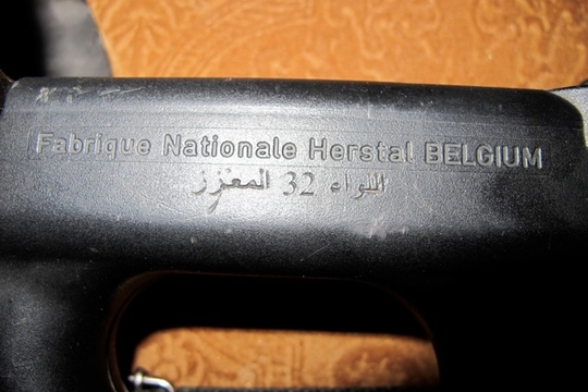 Een detail van de FN P90. Beshir Mahmoud vond het wapen in Ajdabyia in maart 2011. Het exemplaar was voor de 32ste Brigade bestemd. De inscriptie werd door FN Herstal in het wapen gegraveerd. (Foto Damien Spleeters)