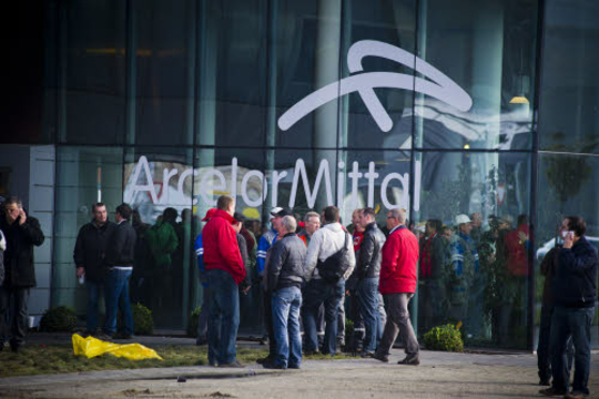 Het Luikse ArcelorMittal schrapt op 13 oktober vorig jaar 600 banen. Anonymous hackt prompt de website. (Foto Eric Herchaft - Reporters)