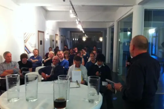 Damien Spleeters neemt een foto van het publiek aanwezig op het debat (Foto Damien Spleeters)