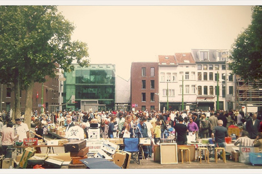 Mesud is op bezoek in Antwerpen en geniet van de sfeer in de Scheldestad, zoals op het De Coninckplein. (Foto Stijn Vogels)