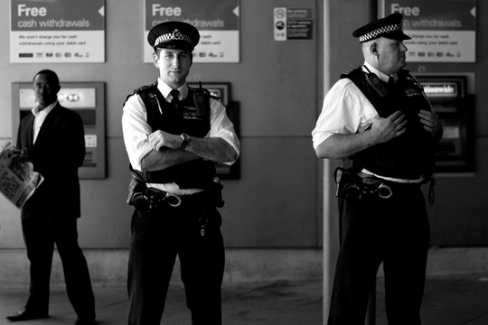 Britise politie-agenten (Foto Julia M. Free)