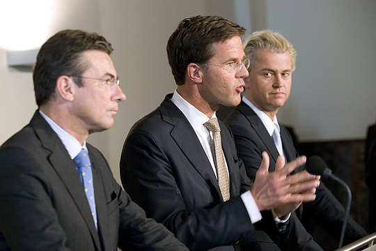 Maxime Verhagen (CDA), premier Mark Rutte (VVD) en Geert Wilders (PVV) stellen een onmogelijk regeerakkoord voor. (Foto Rijksvoorlichtingsdienst / Wikipedia)
