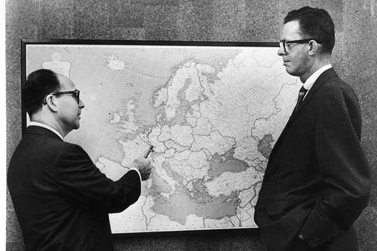 Deux hommes d'affaire (H. Burson et B. Marsteller) planifient le déploiement de leur entreprise en Europe (Photo: Compte de BMGlobal/1960/flickr)