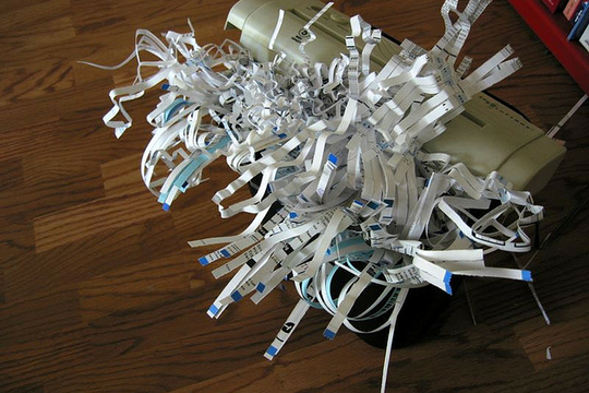 Du papier broyé dans une machine. (Photo: cinefil_/ Mai 2007/ Flickr-CC)