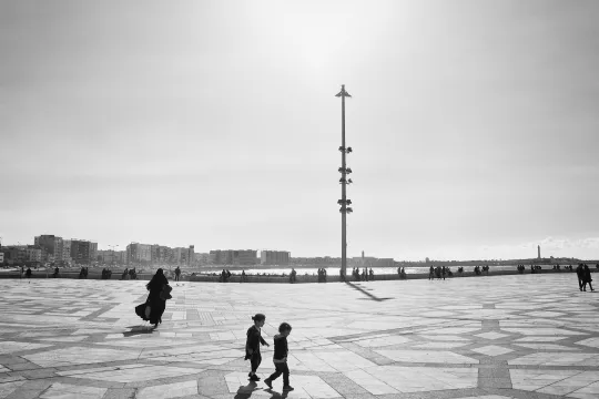 La nouvelle corniche en bordure de la mosquée Hassan II, est un des espaces déjà réaménagé. Casablanca. (Photo: Benoît Theunissen/ 2012/ Pour Apache)