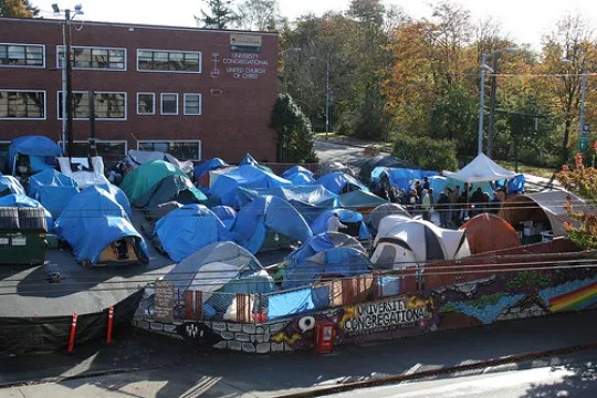 Kamperen op de speelplaats (Foto: Kuow949)