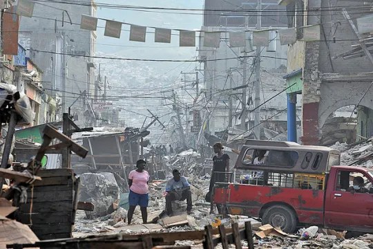 Scène de rue à Haïti, janvier 2010 (Photo: RIBI Image Library/ Janvier 2010/ Flickr-CC)