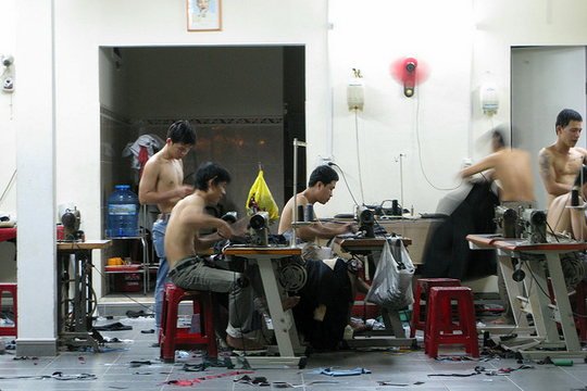 Een 'sweatshop' in Vietnam. Bouquin bezocht in Vietnam een gelijkaardige textielfabriek. (Foto Clurros)