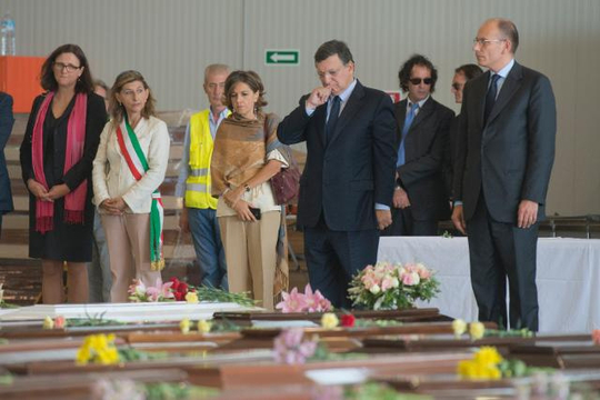 José Manuel Barroso et Enrico Letta face aux cercueils des victimes du naufrage de Lampedusa ( Photo: Palazzo Chigi/ Octobre 2013/ Flickr-CC)