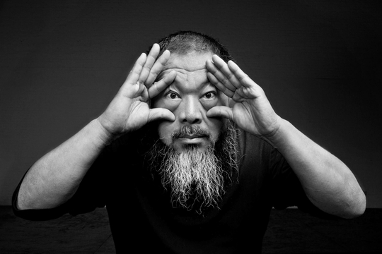 Ai Weiwei. Het feit dat de internationaal meest gevierde Chinese kunstenaar en dissident Ai Weiwei zijn land niet uit mag, weerhoudt hem er niet van zijn eenmansguerilla met een cannonade aan internationale tentoonstellingen verder te zetten – weliswaar vanuit zijn studio in Peking en met afstandsbediening. © Gao Yuan