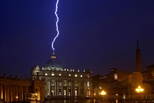 De dag waarop paus Benedictus zijn aftreden bekend maakte, legde fotograaf Filippo Monteforte deze blikseminslag op de Sint-Pietersbasiliek vast.