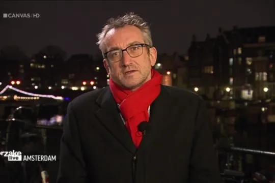 Peter Vandermeersch legt uit waarom de Vlaamse krantenuitgevers volgens hem zo sterk staan (Screenshot Ter Zake)