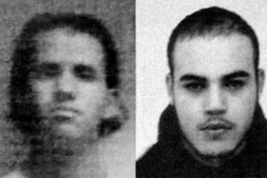 Opsporingsfoto van de twee terreurverdachten. Rechts de man die al die tijd thuis zat met een enkelband