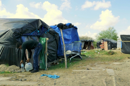 Zelf opgetrokken hutjes in de 'jungle' van Calais (Foto Jan Walraven)